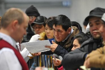 Возмещение расходов физлицу по договору ГПХ: НДФЛ и взносы